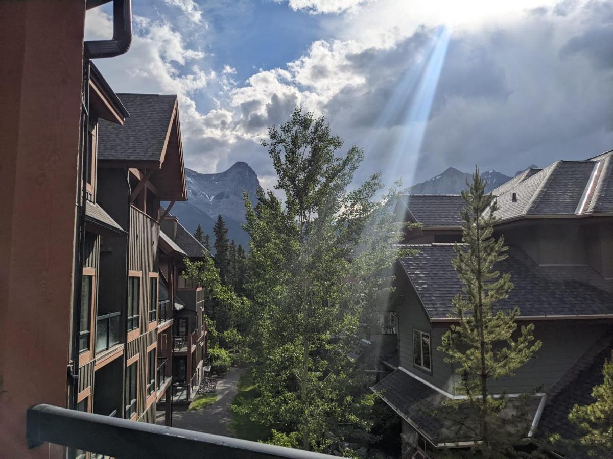 Misty Mountain- Premium 2 Bedroom Mountain View Канмор Экстерьер фото